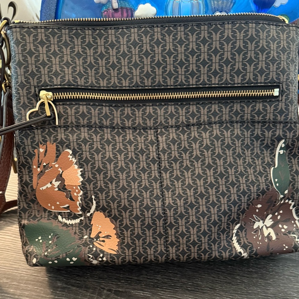 Fossil Fiona Floral Pattern Crossbody & Wallet

Size: 11.88"L x 2.75"W x 9.88"H